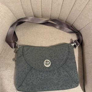 Baggallini Rio Crossbody Travel Bag Nylon Gray Leopard Turnlock